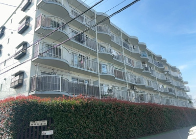 【構造・工法・仕様】 | グランドハイツ相模原 | ＲＣ造、Reinforced Concreteは直訳すると補強されたコンクリートです。主に柱や梁・床・壁が鉄筋とコンクリートで構成おり、鉄筋を組んだ型枠にコンクリートを流し込んで固めたものを指します。