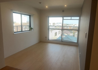 【居間・リビング】 | グランドハイツ相模原 | リビングの間取りの種類は大きくわけてリビングとダイニングが別になっているタイプ、リビングダイニング一体型です。どちらも一長一短ですので、家を選ぶ時はその両面をチェックして決めるようにしましょう。