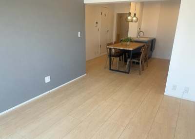 【居間・リビング】 | グランドハイツ相模原 | 直線タイプはLとDKを一直線に並べた形で対面キッチンのタイプです。一般的なのでよく見かけるかもしれません。直線タイプに似た直接アイランドタイプは、キッチンとダイニングの間に壁がない分広く感じられます。