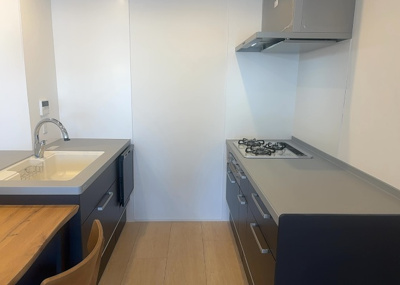 【キッチン】 | グランドハイツ相模原 | 標準的なシステムキッチンの横幅は、165cm～300cm程度です。2100・2400・2550・2700などミリ単位で表記されます。普段どのように料理をするのかを想定しながら合ったサイズを選びましょう