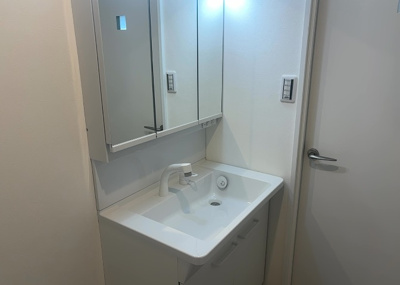 【独立洗面台】 | グランドハイツ相模原 | 洗面化粧台では顔を洗ったり、身だしなみを整えることが本来の使い方ですが、用途によっては洗面化粧台に求められる機能が違ってくるため、ご自身や家族のライフスタイルに合ったものを選ぶことをおすすめ致します。