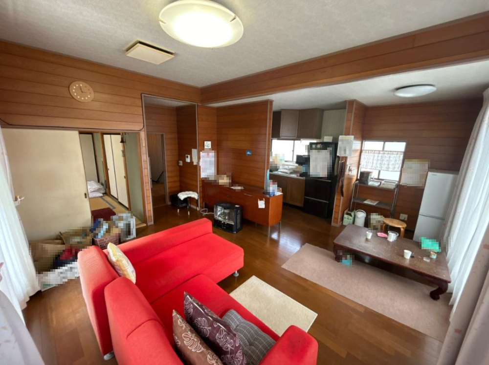 いわき市久之浜町末続字館　中古戸建の居間・リビング|家族だんらんで、笑顔のたえない時間も増えそうな広々としたLDKが魅力です(^^)/窓も多くて明るい空間でくつろげます。