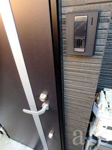 リージェンシー練馬A棟のセキュリティ|テレビインターフォン付　鍵穴の複雑なディンプルキーシリンダーです。