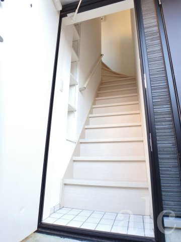 リージェンシー練馬A棟の玄関|玄関部。シューズを入れるスペースが横にあります。