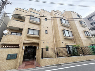 【外観】 | 手入れの行き届いた外壁やエントランスなど、「見ればわかる」レベルで清潔感を保ったマンションです。築年数を感じさせない姿で皆様をお出迎えします。～即日のご見学可能～　お問合せはお気軽にどうぞ。