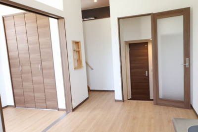 【居間・リビング】 | スコルピオ姪浜 | 別号室の写真になります。現況優先。