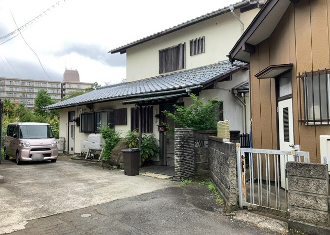 【外観】 | 現地に行くなら、物件の周囲の地形がどうなっているかを見ることも大切です。周辺より低くなっている土地では、大雨などで水が集まりやすいため、地盤が弱くなっているということも考えられるため、注意が必要です。