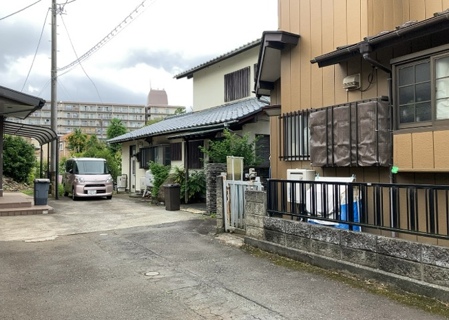 【外観】 | 隣家の土地はどうなっているのか、生活利便施設が近くにあるのか、学校まで近いかなど、お客様のライフスタイルにあわせたイメージが重要です。また、近くにあると困る施設が近くにないかも確認するといいでしょう。