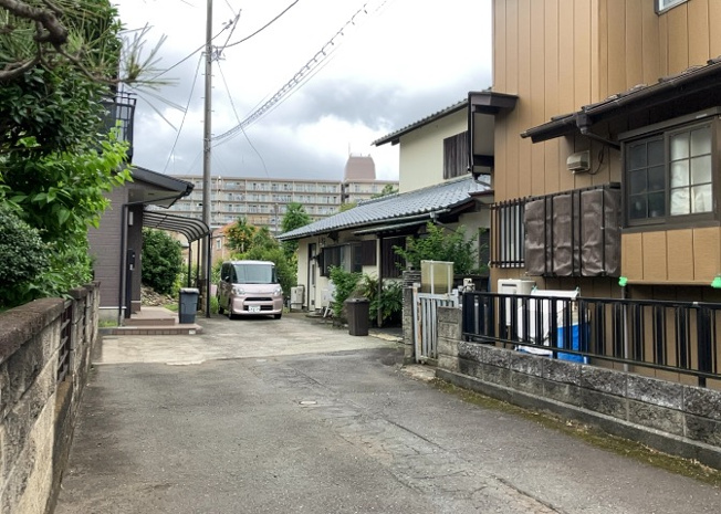 【外観】 | 土地購入を検討されている場合、境界杭がない状態で購入してしまうと境界確定測量をする必要があり、費用がかかります。購入の前に、売主、隣土地所有者立ち合いのもと境界を確定し境界杭を設置するのがベストです。