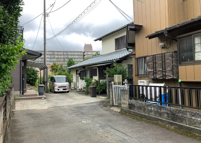 【外観】 | 人が暮らすうえで日光は大切な要素となります。日当たりの良さは譲れないポイントですね。併せて近くに大きな建築物の建築予定がないか、あるいはそれが可能な土地が近くにないか事前に確認することもお勧めします。