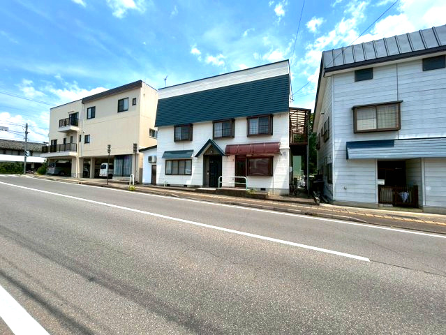 中古戸建　中野市諏訪町の前面道路含む現地写真