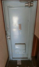 塚本マンションの玄関