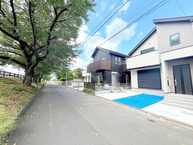 福生市南田園3丁目　新築戸建の前面道路含む現地写真