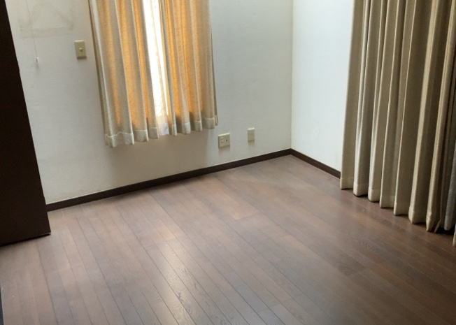 【洋室】 | 洋室のメリットは重い家具が置きやすく、身の回りが整理しやすいことです。 床がフローリングのため畳とは異なり凹みにくいです。 クローゼットなど収納が豊富で、普段使わない旅行カバンや服の整頓も簡単にです。