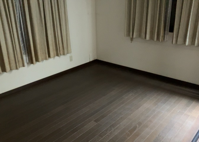 【寝室】 | 寝室でゆっくりと過ごすためにはベッド周りの適度な空間を担保することや窓の位置、照明の明るさ、寝室の広さなどを考える必要があります。自身や家族の構成とライフスタイルに併せて寝室にする部屋を選びましょう！