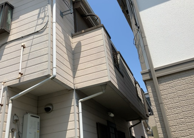 【バルコニー】 | バルコニーは、室外の専用スペースのうち、「屋根がなく開放された空間」であるものを指します。ベランダより広いタイプのものが多く、日当たりもよいため家庭菜園などを楽しみたい人にとって適した環境となります。