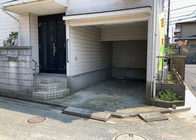 【駐車場】 | 駐車場と明記されていても、最小スペースでつくられた駐車場だと大型車は駐車できなかったり、出入りしにくくなったりする可能性があります。お車のサイズと購入したい物件の駐車場のサイズを現地で確認しましょう。