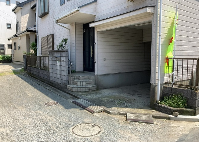 【庭】 | 庭があることでガーデニングや家庭菜園はもちろん、こどもの遊び場やペットを放して遊ぶことができます。また、家の周囲に余裕があるということです。隣地との間があれば、十分な日当たりと、風通しが確保できます。