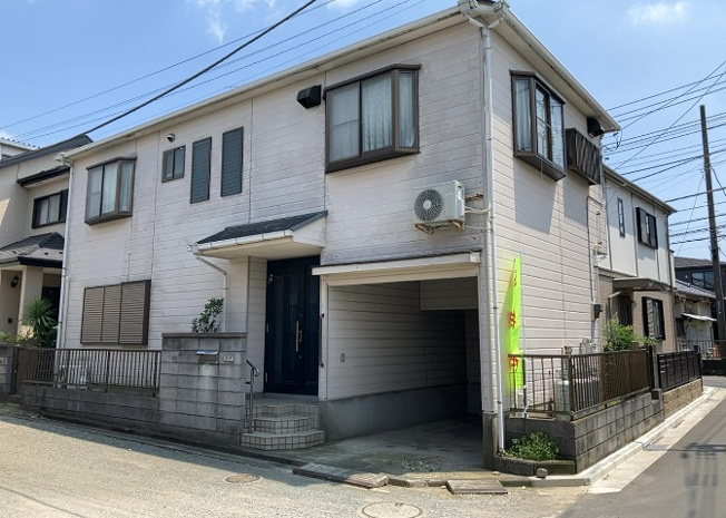 【外観】 | 住宅用の土地では前面道路に2m以上接していなければならないと法律で定められています。しかし、お持ちの車のサイズやライフスタイルなどにより、2mでは利便が悪い場合もございますので、事前に確認しましょう。