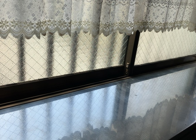 【内装】 | サッシは、ガラス窓に使用される金属製の窓枠です。一般的に住宅建築では、金属製建具工事の段階でガラス類・玄関などと同時に設置されます。種類や構造により断熱性能や遮音性能が異なるので現地でご確認ください。