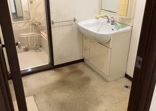 【脱衣所】 | 多くの戸建て住宅で見かける洗面脱衣所は、洗面台と洗濯機が2畳ほどのスペースに並べられていて、洗面所が脱衣所を兼ね備えている間取りが一般的です。お客様が利用することもある、パブリックな空間でもあります。