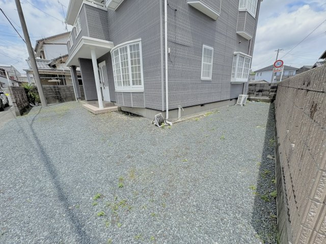 売中古戸建　中央区舞阪町舞阪の駐車場|敷地内の駐車スペースは南側に縦列2台。軽自動車であれば東側に駐車可能。