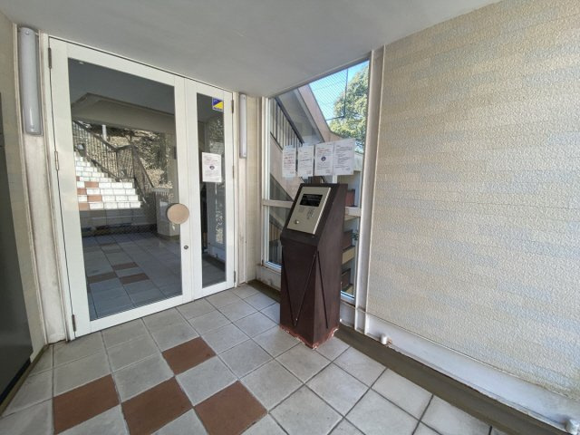 ヒルズ岡本のエントランス