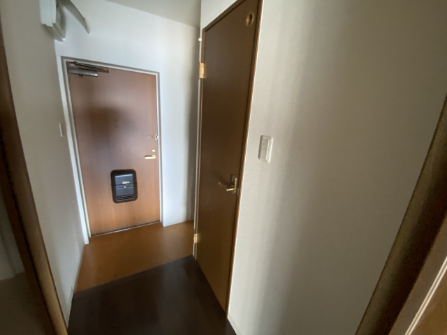 ヒルズ岡本の玄関