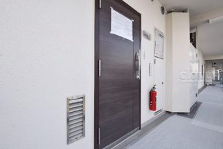 【その他共用部分】 | 皆様をお迎えする、お部屋の玄関ドア。開けやすさや開放角度、ドアノブの操作しやすさや鍵の形状などを、現地で一度ご確認ください。～即日のご見学可能～　お問合せはお気軽にどうぞ。