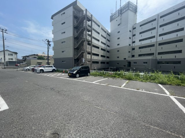 中古マンション　郡山ハイツの駐車場|お部屋用の敷地内駐車場1台ございます！
来客用駐車場もございますので、来客時でも安心です。