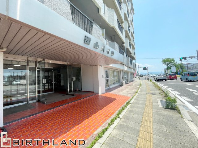 中古マンション　郡山ハイツの外観|エントランス、建物1階部分には店舗事務所が入っております。