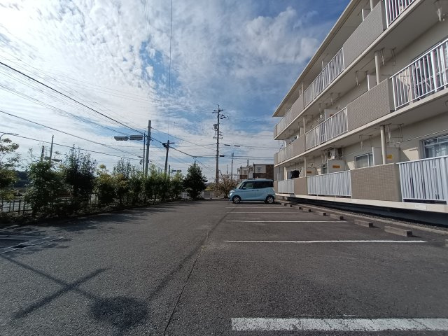 シェルブライト三番館の駐車場