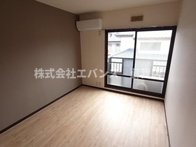 【居間・リビング】 | ホーリーハイツ | こちらの居間で趣味の時間をお楽しみください