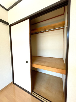 各部屋にハンガーパイプ付きの収納があります