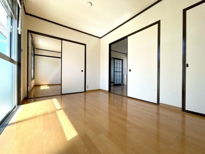 各部屋にハンガーパイプ付きの収納があります