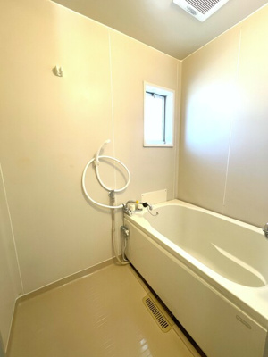 便利な追焚・小窓付きバスルーム