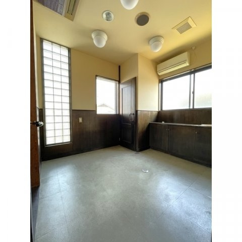 加納城南通3-8店舗の内装