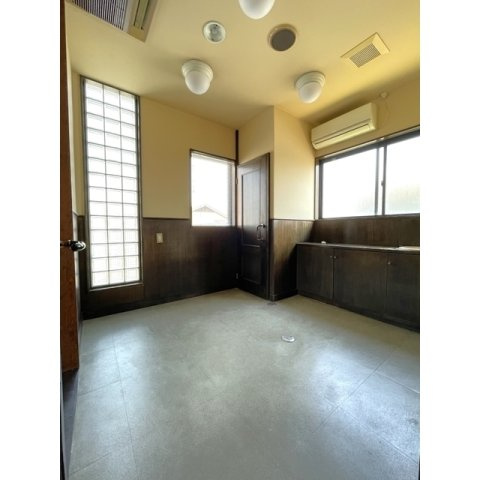 加納城南通3-8店舗の内装