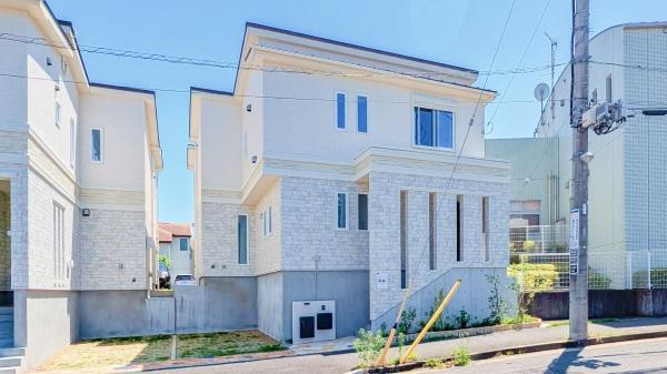 横浜市緑区十日市場町の新築一戸建の前面道路含む現地写真|車通りが少ない為、小さなお子様にも安心です。
是非一度、現地へ起こしください。

