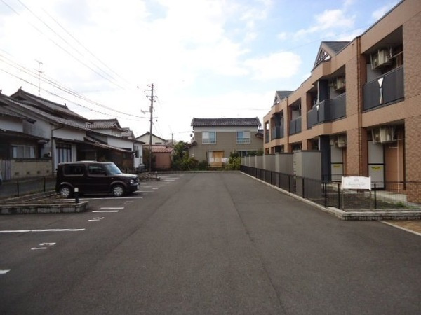 サンクレストI番館の駐車場