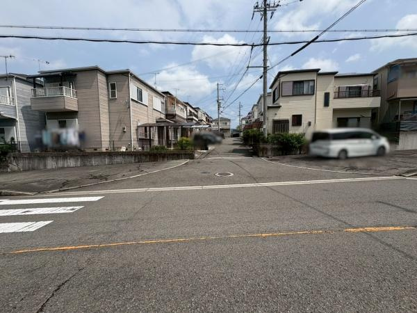 紀の川市深田　中古戸建の前面道路含む現地写真