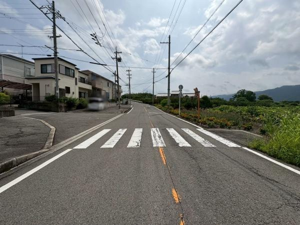 紀の川市深田　中古戸建の前面道路含む現地写真