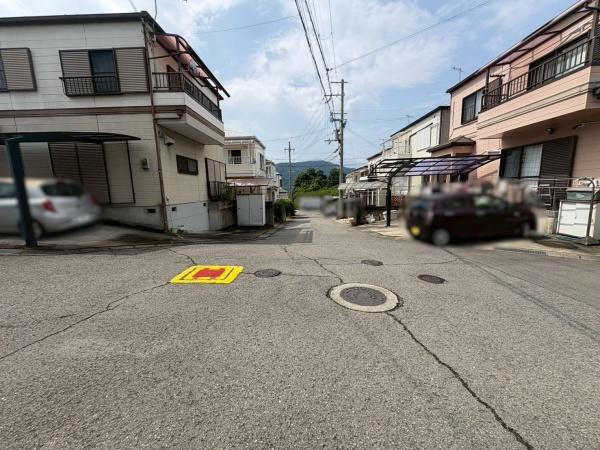 紀の川市深田　中古戸建の前面道路含む現地写真