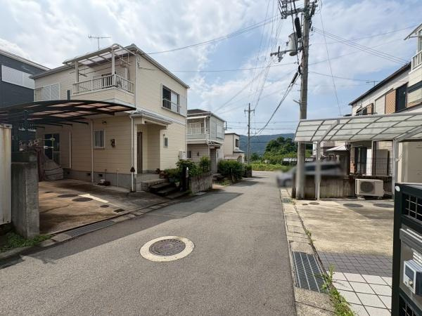 紀の川市深田　中古戸建の前面道路含む現地写真