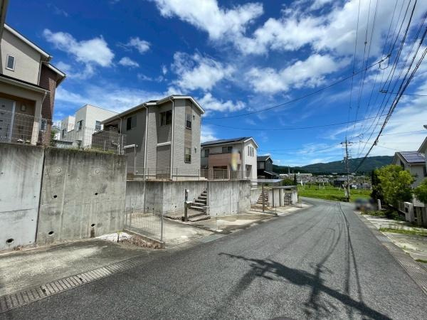 橋本市さつき台2丁目　中古戸建の前面道路含む現地写真