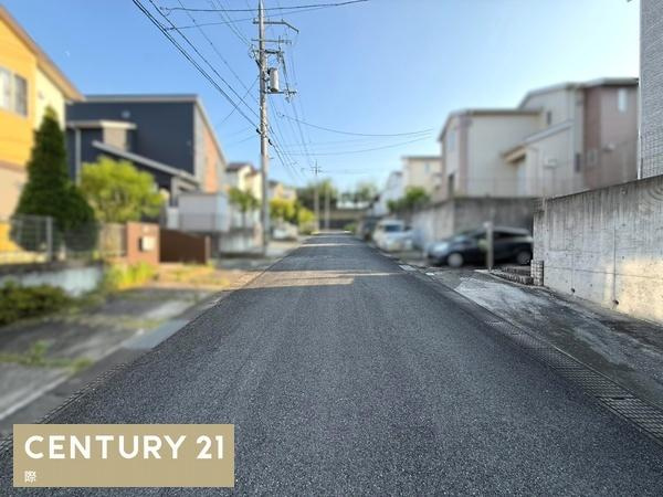 橋本市さつき台2丁目　中古戸建の前面道路含む現地写真