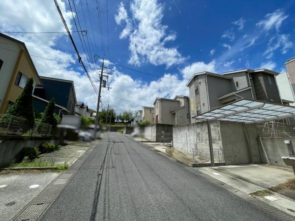 橋本市さつき台2丁目　中古戸建の前面道路含む現地写真