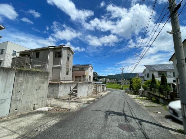 橋本市さつき台2丁目　中古戸建の前面道路含む現地写真