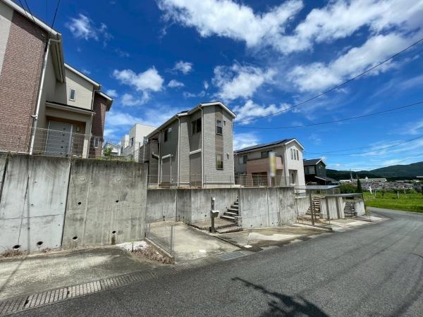 橋本市さつき台2丁目　中古戸建の前面道路含む現地写真