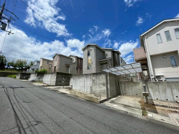 橋本市さつき台2丁目　中古戸建の前面道路含む現地写真